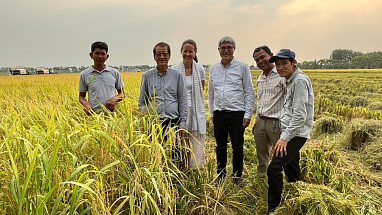 Inge Jacobs with rice farmers in a field